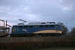 Nach Einbruch der Dunkelheit übernahm die EVB 140 774 einen von einer neu erblauten Viking-Rail MY gebrachten Zug aus leeren GEFCO Autotransportwagen, Pattburg 24.02.2023  