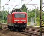 143 311-9 wurde von einer Schublok zur Zuglok, hier umfährt sie gerade über Gl.2 die RB um sich davor zu setzen. Schleswig 06.07.12