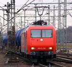 HGK 145-CL 012/ 145 090 hat die 185 586 und einen aus nagelneuen Wascosa Kesselwagen bestehenden Zug am Haken. HH-Harburg  30.11.2013 (02900)