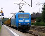 PRESS 145 030-7(ex SBB 481 003, ex MThB 486 453) fährt hier mit einem Holzzug am Haken durch Schleswig.