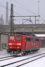 151 084-1 durchfährt HH-Harburg während eines kleinen Schneegestöbers.