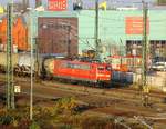 Frisch gewaschen rauscht die 151 064-3 mit einem Güterzug durch Hamburg-Harburg. 04.11.2015