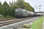 br-6-151-private/864558/schmankerl-mit-oeler-151-001-der Schmankerl mit Öler. 151 001 der BayernBahn mit ihren Kesselwagen bei Thüngersheim gen Gemünden fahrend am 6.10.2024