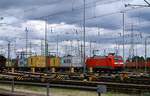 br-6-152-es-64-f/576011/db-152-036-0-wartet-mit-ihrem DB 152 036-0 wartet mit ihrem Güterzug auf Abfahrt, aufgenommen am Hauptstellwerk Hamburg Alte Süderelbe. 23.07.2015