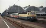 Die bereits am 07.03.1975 in ozeanblau/beige ausgelieferte DB 181 222 wartete mit ihrem IC in Karlsruhe Hbf am 10.04.2002 auf Ausfahrt.