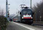 Die recht saubere MRCE/DB 182 507-4(ES64U2-007, REV/Lz/31.07.14) hatte heute die Aufgabe den IC 2197 von Flensburg nach Köln zu ziehen. Hier konnten Lok und Zug im Bhf Schleswig festgehalten werden. 03.01.2016