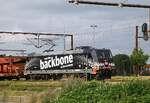 Die schwarze DB 185 325  backbone  hat soeben einen Leerzug aus Autotransportwagen aus dem Norden in den DSB/DB Grenzbahnhof Pattburg/Padorg gebracht und wartet auf die Weiterfahrt gen Süden
