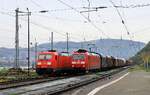DB 185 110-4 passiert hier mit ihrem Gterzug den abgestellten Kohletransport in Rdesheim. 24.10.2023