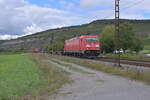 br-6-185-traxx-f140-ac1ac2-db/862076/185-295-3-mit-einem-kastelzug-in 185 295-3 mit einem Kastelzug in Thüngersheim gen Würzburg fahrend am 12.9.2024