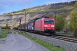 185 057-7 von DBC mit einem Frachtenzug vor der Kulisse der Abbruchkante zwischen Retzbach und Th�ngersheim  gen W�rzburg Hbf fahrend am 24.10.2026
