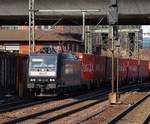 185 551-9 i.E für CFL Cargo zog einen nur aus  Hamburg-Süd  Containern bestehenden Zug durch HH-Harburg 23.03..2013