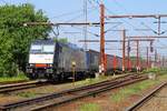 MRCE/TXL 185 408-2 wartet hier auf  grün  um mit dem Lauritzen KLV nach Verona Padborg verlassen zu können. 01.06.2013