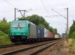 185 615-2 kommt hier mit einem Containerzug aus dem Rbf Alte Süderelbe durch HH-Moorburg gefahren. 14.07.2013