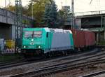 185 633-5 kommt hier frisch gewaschen mit einem Containerzug nach Maschen durch Hamburg-Harburg gefahren. 01.11.2014