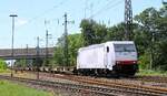 Akiem 186 639 kommt mit ihren leeren Containertragwagen aus Norden am ehemaligen Stellwerk Duisbur-Hochfeld-Vorbahnhof vorbei 11.06.2022