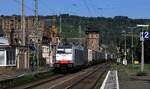 RP 186 102-0 mit dem Abrogio KLV rauscht hier durch Oberwesel. 06.08.2024