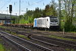 187 006 mit einem Bauzug am 16.4.2024 in Neckarelz auf Gleis1 vorm Asig.