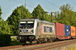HHLA 187 510-3 mit Kisten am Haken bei Th�ngersheim am 7.6.2026