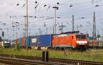 DB 189 075 wartet mit ihrem Containerzug auf Ausfahrt aus Oberhausen Rbf 09.05.2022