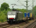 br-6-189-es-64-f4-private/544123/es64f4-099189-999-6-faehrt-hier-mit-einem ES64F4-099/189 999-6 fährt hier mit einem KLV Zug durch Schleswig. 22.05.2011