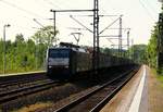 MRCE/OHE 189 937-6/ES64F4-037 rauscht hier mit dem Holzzug aus Padborg durch Schleswig. 20.05.2014