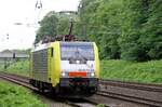Auch eine der letzten gelben Dispoloks, ES 64 F4-202 von RailForceOne, kam Lz an der Abzweigstelle Lotharstraße Duisburg vorbei 09.06.2022