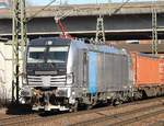 Bildschön, imposant und leise summend fuhr der Vectron 193 802-6 von Railpool mit einem Containerzug durch HH-Harburg. 03.04.2013