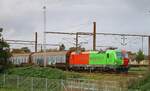 Die grün/rote ELL/TXL 193 228 vor Schiebewandwagen, abfahrbereit in Pattburg/Padborg, 27.09.2022