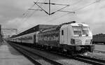 ELL/ELOC/Snälltåget 193 965-1, REV/MMAL/25.06.21 mit dem 10 Wagen Snälltåget und 193 288-8 in der s/w Version, abgestellt im Bhf Pattburg/DK. 26.07.2023