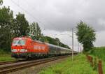 ELL/ELOC/Snälltåget 193 288 fährt mit dem Snälltåget D 304 aus Innsbruck Hbf bei Harrislee/Grenze sehr langsam auf das  Halt  zeigende Einfahrtsgnal von Pattburg/Padborg zu, 31.07.2023