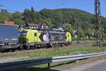 In Gemünden durchfährt die TxL 193 559 mit einem KLV den Bahnhof gen Würzburg am 24.8.2024