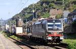 SBB Cargo 193 549 mit einem der wenige Güterzüge festgehalten in Kaub am Rhein.