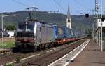 RailPool 193 141-9 REV/MMAL/29.09.23 mit LKW Walter KLV Durchfahrt Boppard am Rhein. 10.08.2025