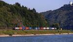 Aus Richtung Bad Salzig kommend, SBB 193 139-3 mit Containerzug unterwegs Richtung Bingen. Kestert 11.08.2025