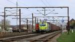 ATLU/GreenCargo 193 407-4 wartet mit der  braunen Wand  dem Volvo-Zug auf Ausfahrt im Bhf Pattburg/DK.