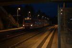 br-0-425-siemensadtranzbombardierdwa/861627/einfahrt-in-den-bahnhof-neckargerach-hat Einfahrt in den Bahnhof Neckargerach hat der 425 733 am Abend des 9.9.2024 als S1 nach Neustadt Weinstraße Hbf. 