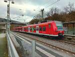 S1 Zug nach Kaiserslautern am 10.11.2025 verlässt Neckargerach. 