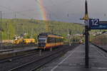 Der AVG Triebwagen 971  ist gerade beim Verlassen von Neckarelz gen Heilbronn,  als ein Regenschauer den Bahnhof überquerte. Da auf der anderen Neckarseite die Sonne schien zeigte sich der prächtige Regenbogen.  20.4.2024