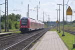 Durch Weigolshausen kommt de DB Thüringen/Frankenbahn 1462 035 gen Schweinfurt gedonnert. 28.7.2024