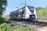 Der Hybridakkutriebwagen 2564 002 der Regiobahn hat gerade D�sseldorf Eller in Richtung Remscheid verlassen. 23.9.2026