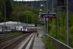 RE 10a kommt hier am Samstag den 20.4.2024 durch Zwingenberg Neckar  gen Eberbach gefahren.