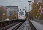 Aus aktuellem Anlass: 411 070  Penzlau  bestreitet heute die letzte planmäßige Fahrt eines ICE-T von Konstanz aus. Hier auf der Rheinbrücke. Konstanz, November 2025.