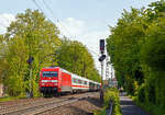   Der IC 2004   Schwarzwald  (Konstanz - Koblenz - Köln - Emden Hbf) fährt am 30.04.2019, im Sandwich mit der Zuglok 101 033-9 und der Schublok 101 012-3 durch Bonn-Gronau (nähe dem Bf