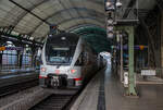 Der vierteilige Stadler KISS - IC2 4109 der Baureihe 4110 (ex Westbahn) der DB Fernverkehr AG am 08.12.2022 beim Halt im Hauptbahnhof Dresden auf Gleis 3 in der Südhalle. Er fährt als IC 2270 die Verbindung Chemnitz Hbf - Dresden Hbf - Berlin Hbf (tief) - Rostock Hbf – Warnemünde.

Diese vierteilige Stadler KISS - Garnitur IC 4109 besteht aus den Wagen 93 85 4110 109-4 CH-DB / 93 85 4110 409-8 CH-DB / 93 85 4110 509-5 CH-DB / 93 85 4110 609-3 CH-DB. Der Triebzug wurde 2016 von der Stadler Rail AG unter den Fabriknummern 4333 102, 202, 302 und 602 gebaut und an die österreichische WESTbahn geliefert. Seit Dezember 2019 sind, 9 dieser KISS. bei der DB Fernverkehr AG. Nach Anpassungen erfolgte die Betriebsaufnahme im März 2020. Diese Triebzüge sind in der Schweiz eingestellt/registriert und haben die Zulassungen für die Schweiz, Österreich und Deutschland. Eigentlich wollte die DB die Züge um ein Wagenteil verlängern, da dies aber eine komplette neue Zulassung durch das EBA erfordert hätte, hat man davon Abstand genommen.
