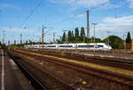 Der blaugestreifte ICE 3neo – Velaro MS, Tz 8029 „Europa/Europe“ (93 80 5408 029-7 D-DB etc.) der DB Fernverkehr AG, verlsst am 24 Juni 2025, als ICE 121 von Amsterdam Centraal ber Kln Hbf nach Frankfurt (Main) Hbf nach, den Hauptbahnhof Oberhausen. 

Der ICE 3neo Tz 8029 wurde 2024 von SIEMENS gebaut, er hat die Zulassungen fr Deutschland, Belgien und die Niederlande. Der Zug wurde am 23 September 2024 in Belgiens Hauptstadt Brssel, das ja auch Hauptsitz der Europischen Union ist, auf den Namen „Europa/Europe“ getauft. Gleichdrauf am selben Tag folgte der erster Fahrgasteinsatz als Sonderzug ICE 13411 Brssel–Berlin, zur InnoTrans 2024.

Der ICE 3neo ist das neue Flaggschiff der DB Zugflotte, von diesen hat die DB Fernverkehr AG 90 achtteilige Einheiten bestellt (z.Z. sind 38 geliefert). Die Zge ergnzen seit Dezember 2022 die 300-km/h-Flotte und lsten ab Juni 2024 die Zge der Baureihe 406 auf den „ICE International“-Linien nach Belgien und in die Niederlande ab. 

Die ICE 3neo– Velaro MS basieren auf der bewhrten Velaro-Plattform und sind eine Weiterentwicklung der Baureihe 407. Die neuen, fr 320 km ausgelegten Zge werden als ICE 3neo vermarktet. Die ICE der Baureihe 408 sollen komfortabler werden, acht Fahrradstellpltze pro Garnitur aufweisen, 16 Pltze fr Familien sowie 5 Pltze fr Kleinkinder bieten. Ein Novum sind frequenzdurchlssige Scheiben fr einen stabilen Mobilfunkempfang.

Die besonderen Merkmale und Neuerungen des ICE 3neo:
Besonders die Fahrgste werden von den Neuerungen und dem Komfort profitieren. Das bereits im ICE 4 bewhrte Beleuchtungssystem mit wechselnden Farbtnen wird auch im ICE 3neo installiert. Neu gestaltete Gepckregale bieten mehr Stauraum als in gegenwrtigen ICE-Zgen. Rollstuhlfahrer werden den neuen Hublift fr einen leichteren Zustieg zu schtzen wissen. Radfahrer wird es freuen, dass in jedem ICE 3neo acht Fahrradstellpltze zur Verfgung stehen. Fr ein zgiges Aus- und Einsteigen sorgen zustzliche Tren. In beiden Wagenklassen befinden sich Tablet-Halter und Steckdosen an allen Sitzpltzen. Mobilfunkdurchlssige Scheiben ermglichen einen stabileren Empfang von Sprache und Daten. Eine konsequente Modulbauweise ermglicht einen schnellen und einfachen Austausch defekter Bauteile im ICE 3neo. Das schliet auch die Kaffee- und Splmaschinen im Bordbistro ein. Seit dem 17. Zug sind die ICE 3neo mit dem neuen ICE-Innendesign ausgestattet: Die komplett neu entwickelten Sitze sind als persnlicher Rckzugsort konzipiert, bieten bessere Verstellmglichkeiten und somit noch mehr Komfort. Eine harmonische Formgebung, moderne Materialien wie Holzdekor und Bezge aus hochwertigem Stoffgewebe bestimmen das neue Erscheinungsbild. Fr die Sitzbezge werden warme Grautne in der 1. Klasse, Blautne in der 2. Klasse und Burgundy-Rot im Bordrestaurant verwendet. 

Allgemein:
Alle Zge bestehen aus acht Wagen und werden gegenber den bauhnlichen Zgen der Baureihe 407 mit zwei Auentren je Seite (408.6 und 408.8) mehr, sowie einer exklusiv fr Rollstuhlfahrer vorgesehenen Tr (408.3) ausgestattet. Weitere nderungen gegenber der Baureihe 407 sind unter anderem:
•	8 Fahrradstellpltze im Endwagen 2. Klasse
•	genderte Hublifte
•	Farbige Akzentbeleuchtung
•	mehr Gepckregale
•	Mobilfunktransparente Scheiben
•	WC mit neuem Design und berhrungslosen Desinfektions- und Seifenspendern
•	ETCS-Fahrzeuggert Siemens Trainguard 200 statt Hitachi Rail STS
•	optimierte Galley

Aufbau der Triebzge:
Wagennummer (Gattung) | Beschreibung           |    Sitzpltze
29/39 (Apmzf 408.0) 	       Endwagen 1. Klasse 	45 (1. Klasse)
28/38 (Apmz 408.1)            Mittelwagen 1. Klasse 	54 (1. Klasse)
26/36 (BRmz 408.2) 	       Bordrestaurant 	23 (2. Klasse) / 16 Restaurant
25/35 (Bpmbsz 408.3)        2. Kl.- und Servicewagen 38 (2. Klasse) / 2 Rollstuhlpltze
24/34 (Bpmz 408.8) 	       Mittelwagen 2. Klasse 	 76 (2. Klasse)
23/33 (Bpmz 408.7) 	       Mittelwagen 2. Klasse 	 76 (2. Klasse)
22/32 (Bpmz 408.6) 	       Mittelwagen 2. Klasse 	 76 (2. Klasse)
21/31 (Bpmdzf 408.5) 	       2. Kl. End- und Fahrradwagen 51 (2. Klasse) / 8 Fahrradpltze

TECHNISCHE DATEN 3neo (Baureihe 408):
Hersteller:	Siemens Mobility
Baujahre: 	ab 2021
Baureihe: 408
Zulassungen fr: Deutschland, Belgien und die Niederlande
Spurweite:	1.435 mm (Normalspur)
Achsfolge: 	Bo’Bo’+2’2’+Bo’Bo’+2’2’+2’2’+Bo’Bo’+2’2’+Bo’Bo’
Anzahl der Achsen / davon angetrieben: 32 / 16
Lnge ber Kupplung: 200.720 mm (200,72 m)
Lnge Wagenkasten:  EW 25,7 m / MW 24,2 m
Hhe (ber SOK): 4.343 mm 
Breite: 2.924 mm
Fubodenhhe: 1.240 mm (ber SOK)
Drehzapfenabstand: 17.375 mm
Achsabstand im Drehgestell: 2.500 mm
Drehgestell-Typ: SF 500
Treib- und Laufraddurchmesser: 920 mm (neu) /830 mm (abgenutzt)
Leergewicht: 460 t
Dienstgewicht: 493 t
Dauerleistung: 16 x 500 kW = 8.000 kW bei AC / 4.200 kW bei DC
Anfahrzugkraft: 300 kN 
Hchstgeschwindigkeit: 320 km/h, 280 km/h in Belgien (Wechselspannung), 200 km/h (3 kV =), 160 km/h (1,5 kV =)
Stromsysteme: 15 kV, 16,7 Hz ~ / 25 kV, 50 Hz ~ / 1,5 kV = / 3 kV =
Stromabnehmer: 2 x AC 15 kV (16,7 Hz), 1.950 mm Wippenbreite / 2 x AC 25 kV (50 Hz), 1.600 mm Wippenbreite / 2 x DC 1,5 oder 3 kV, 1.950 mm Wippenbreite. Alle Pantographen und deren Pneumatik- und Steuerungsbaugruppen sind vollstndige Neuentwicklungen von Siemens Mobility.
Sitzpltze: 439, davon 99 (1. Klasse), 340 (2. Klasse), zudem 16 im Restaurant
Rollstuhlstellpltze: 2
Fahrradstellpltze: 8