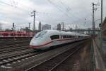 Nachschuss auf 407 004 kommt aus der Abstellgruppe und rollt in Richtung Frankfurt/Main HBF.