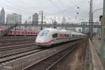 407 004 kommt aus der Abstellgruppe und rollt in Richtung Frankfurt/Main HBF.