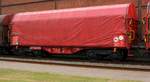 DB Cargo 4-achsiger Drehgestellflachwagen mit vier Radsätzen, verschiebbaren Teleskophauben und Lademulden für Coiltransporte der Gattung Shimmns-ttu registriert unter 3780 4777 555-6