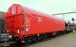 DB Cargo Drehgestellflachwagen mit sechs Radsätzen, verschiebbarem Planenverdeck und Lademulden für Coiltransporte der Gattung Sahimms-ttu 908.2 registriert unter 3180 4876 862-2 D-DB.