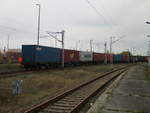 Der Containerzug,aus Hamburg,mit Container für China,beim Rangieren,am 11.November 2019,in Mukran.